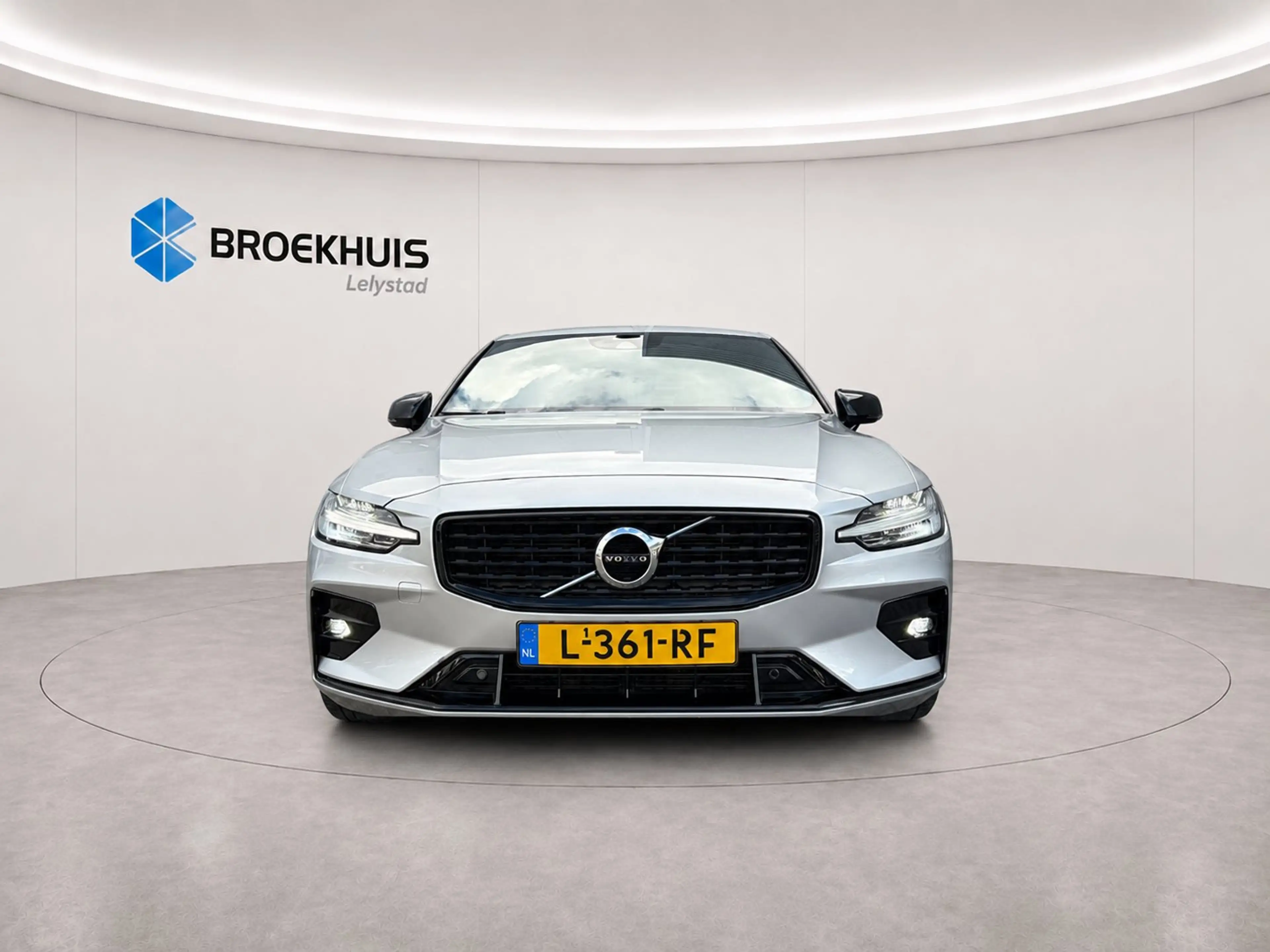 Volvo S60 2.0 B4 197PK R-DESIGN AUTOMAAT / NAVI / LEDER / CL — photo 5