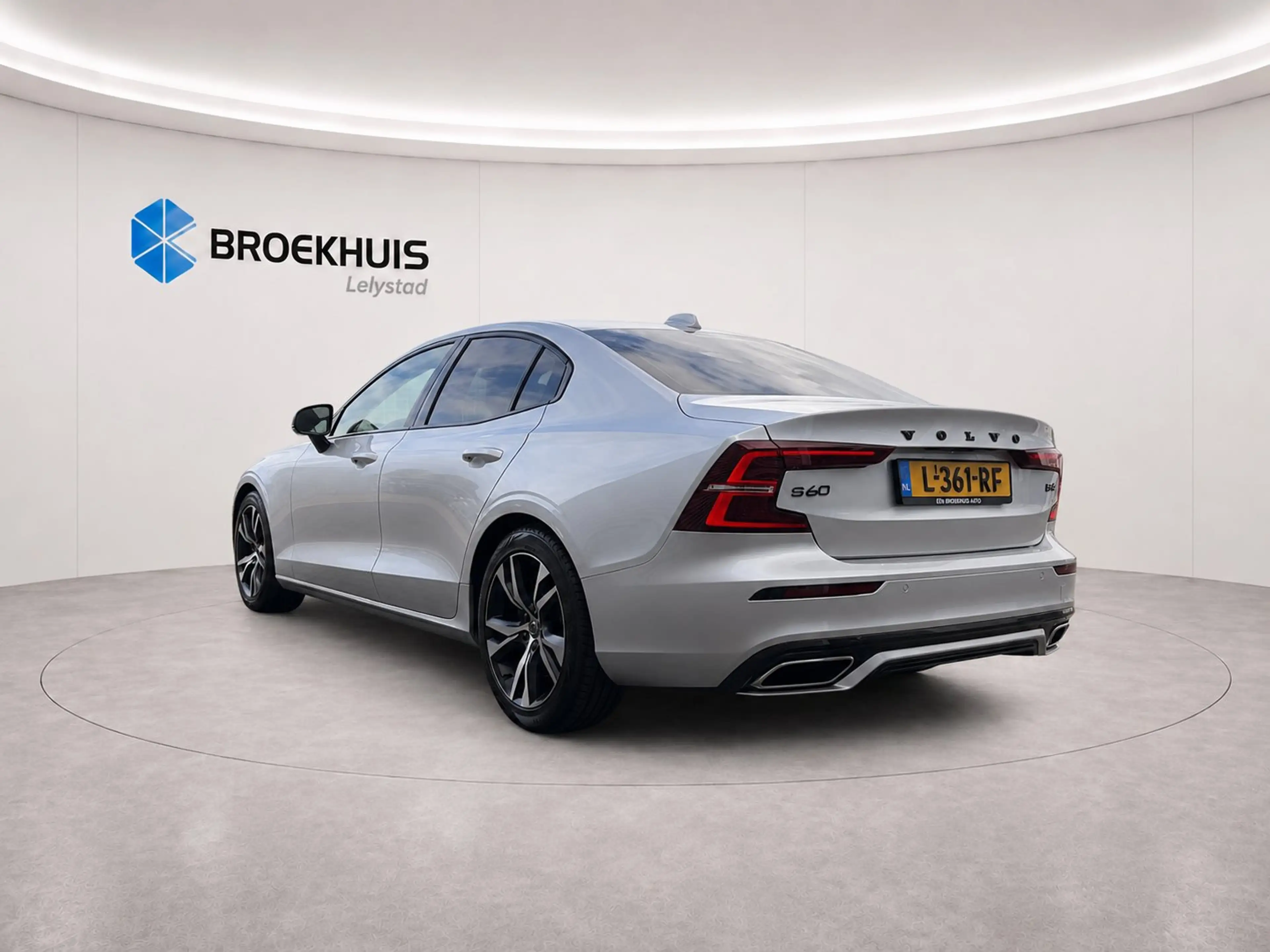 Volvo S60 2.0 B4 197PK R-DESIGN AUTOMAAT / NAVI / LEDER / CL — photo 9