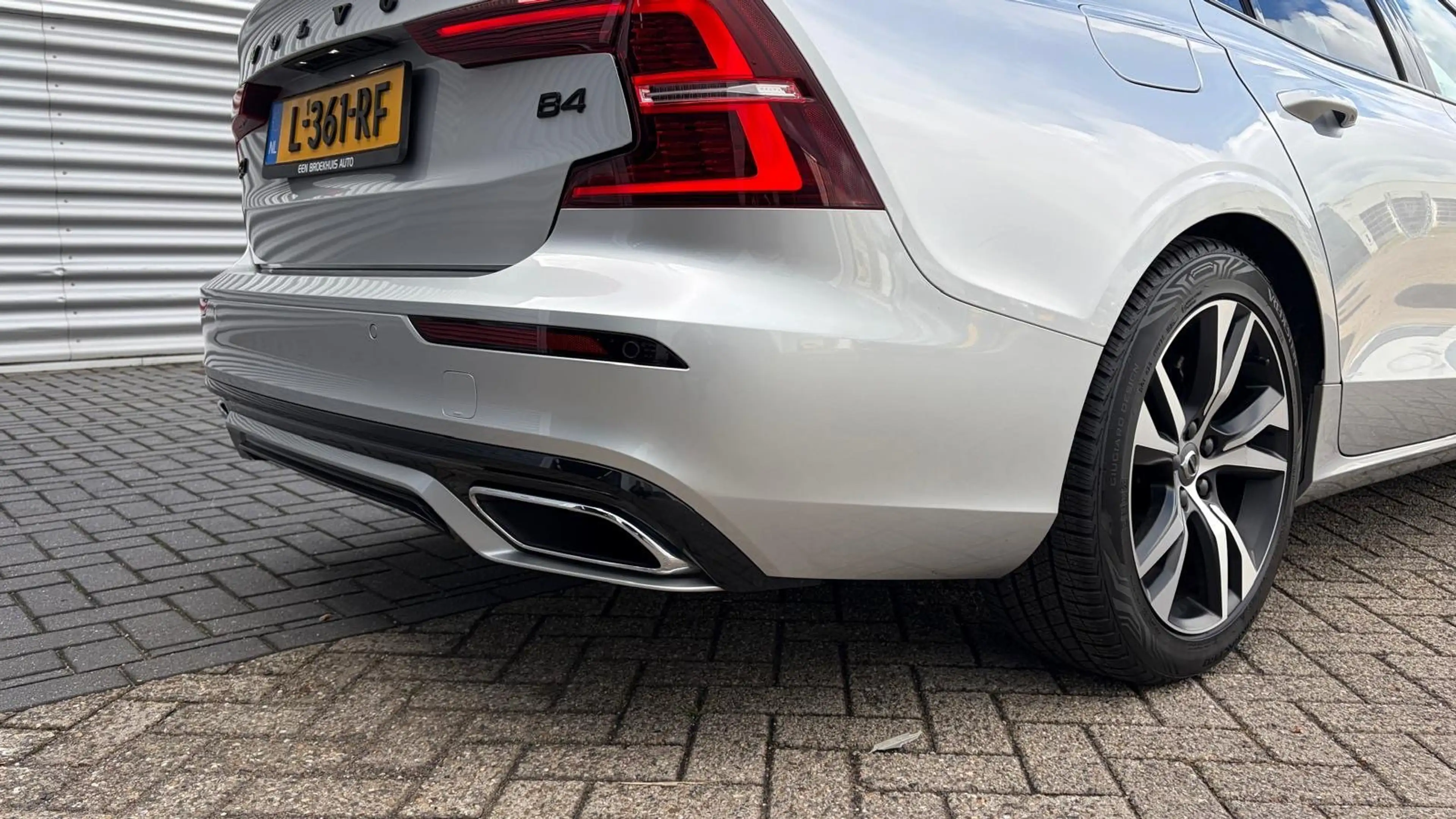 Volvo S60 2.0 B4 197PK R-DESIGN AUTOMAAT / NAVI / LEDER / CL — photo 10