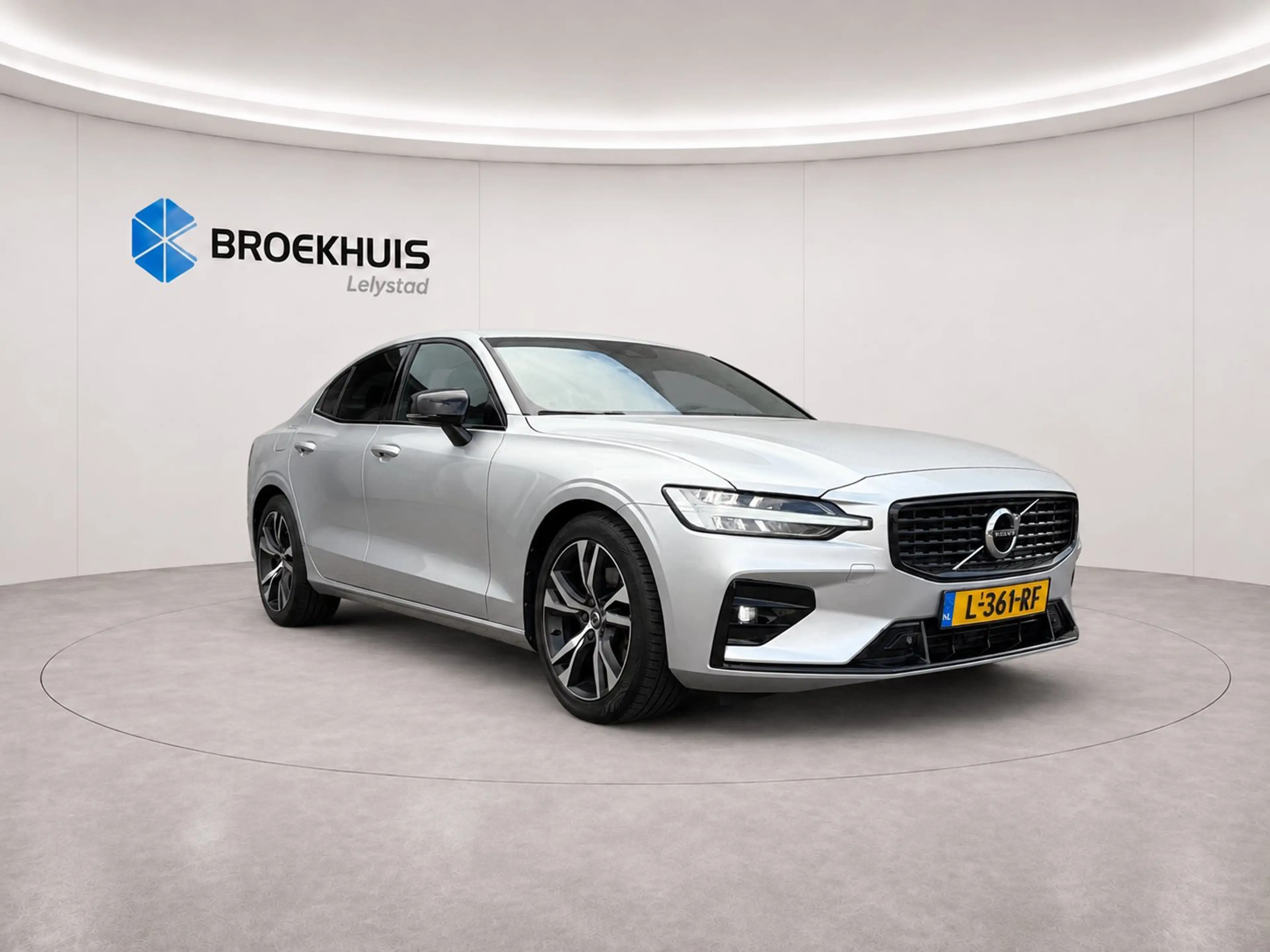 Volvo S60 2.0 B4 197PK R-DESIGN AUTOMAAT / NAVI / LEDER / CL — photo 4