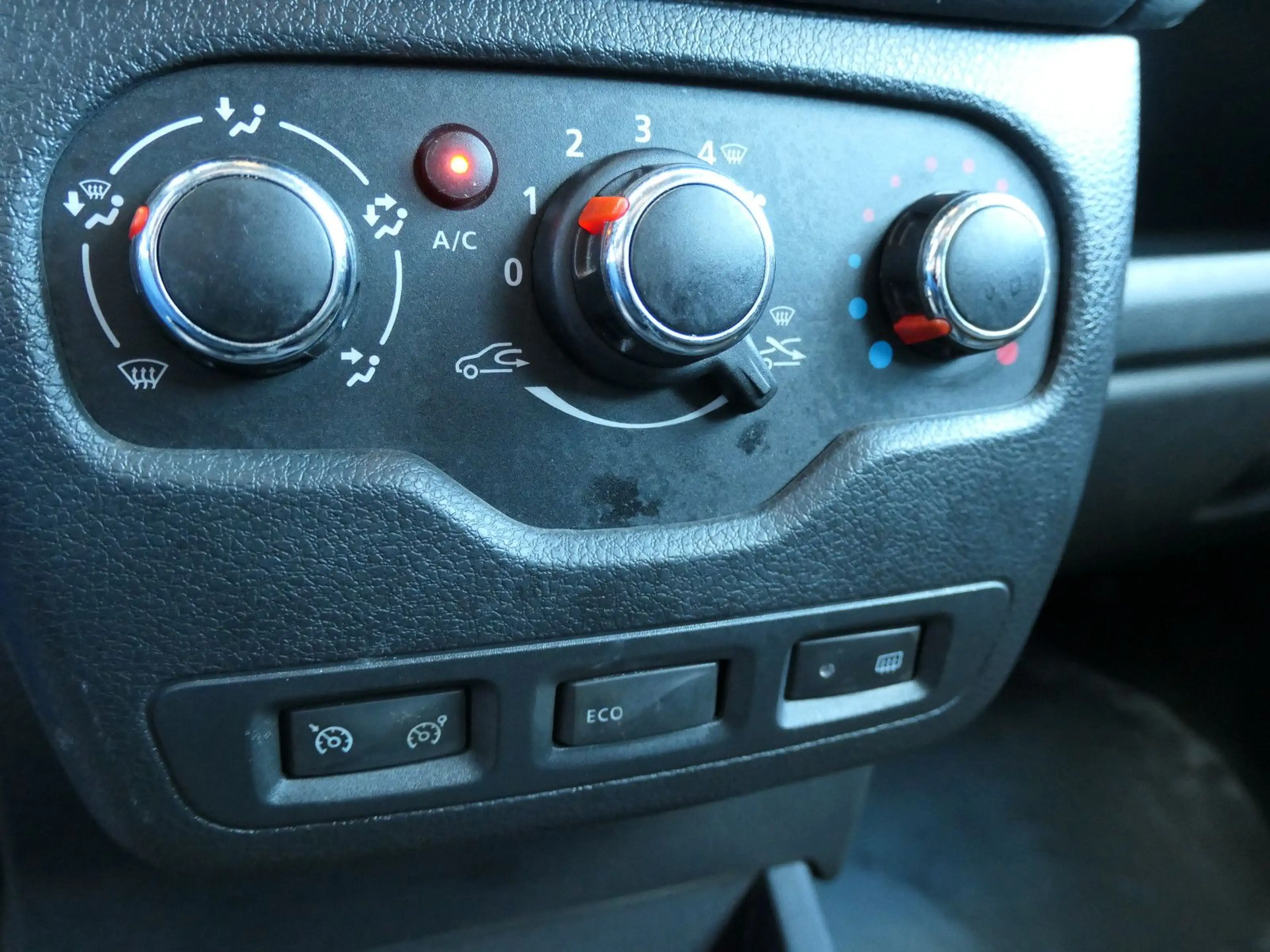Dacia Dokker Stepway // 1.Hd., Temp., Navi, PDC — photo 15