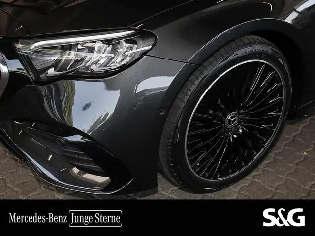 Mercedes-Benz E-Class view 4