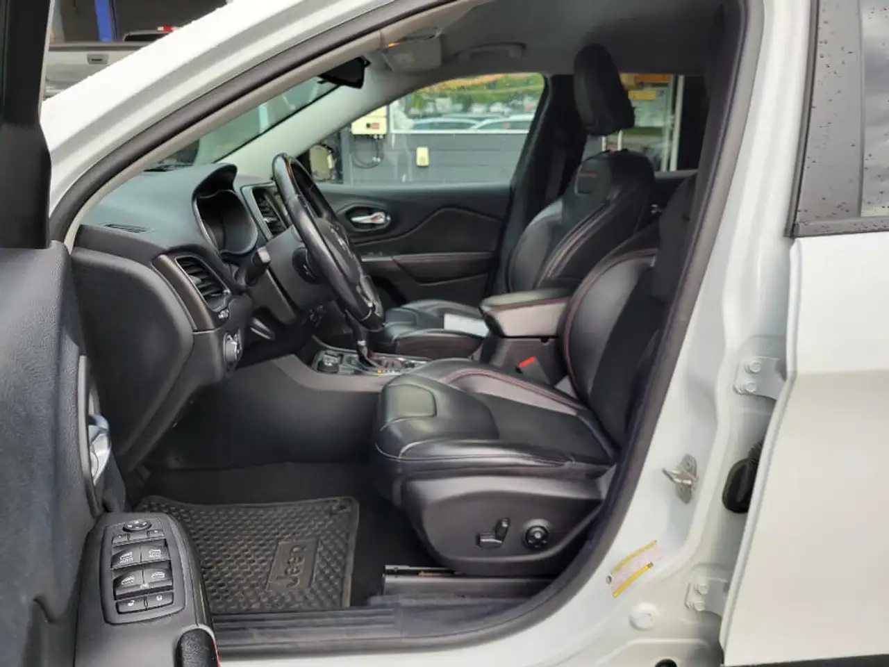 Jeep Cherokee снимка Jeep Cherokee