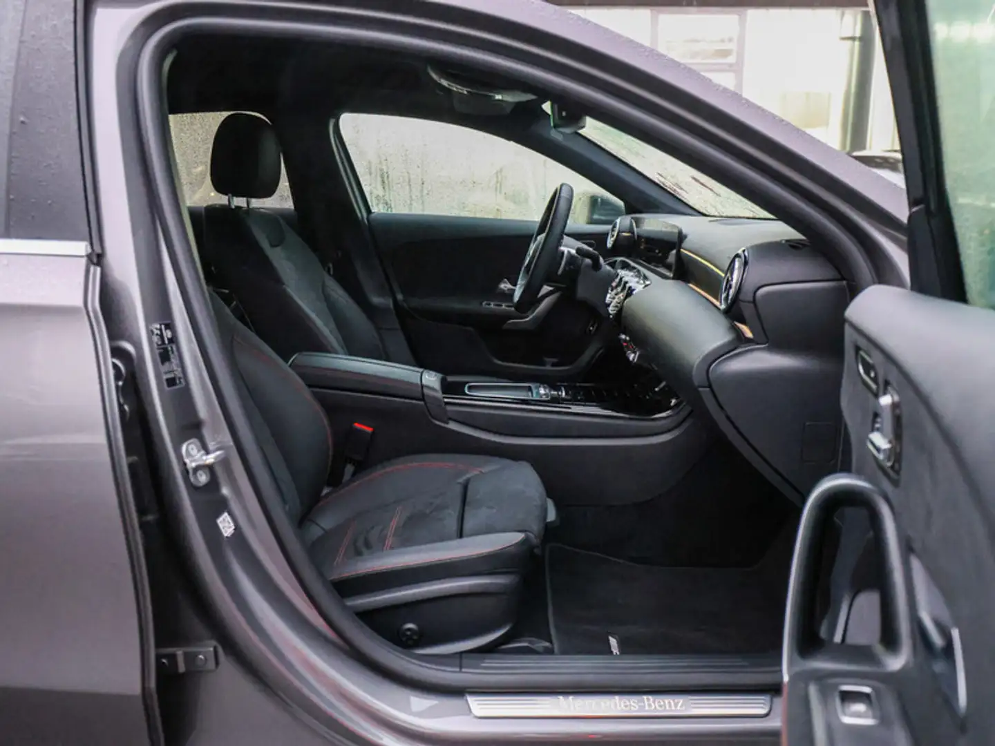 Mercedes-Benz A 200 Limo AMG-Sport/LED/Pano/Cam/AHK/Distr/Ambi Grau - 2