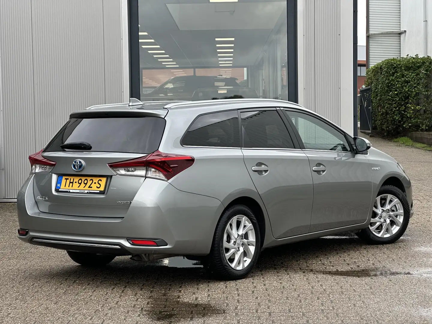 Toyota Auris Touring Sports 1.8 Hybrid Dynamic | Navi/Camera/Pa Grijs - 2