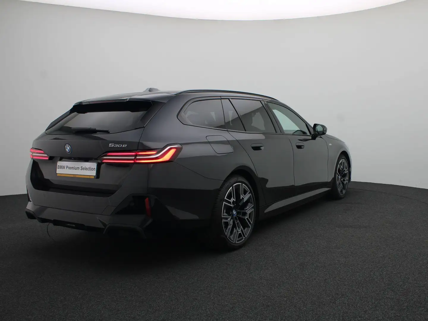BMW 530 5 Serie Touring 530e M Sportpakket | Travel Pack | Grijs - 2