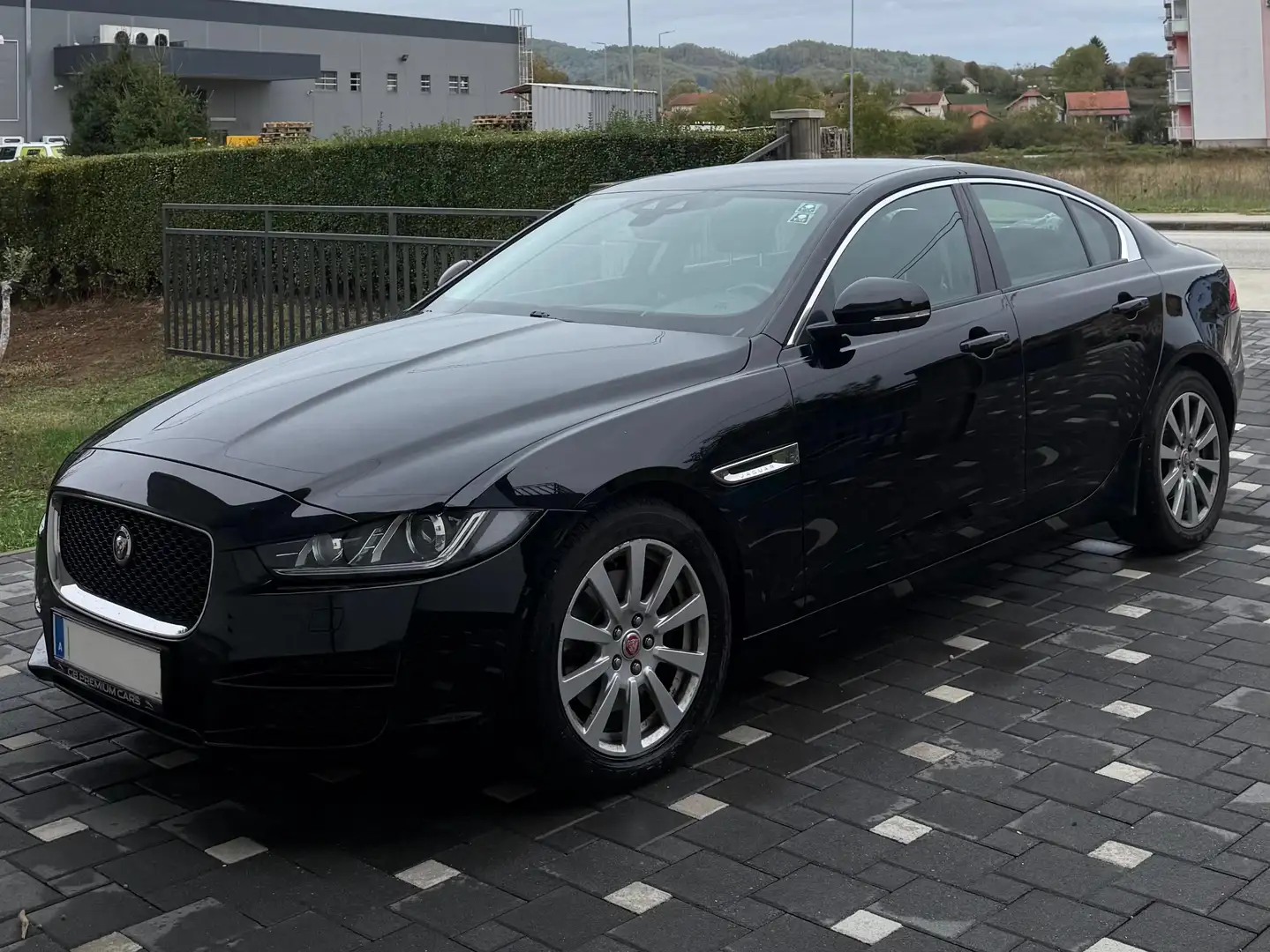 Jaguar XE XE 20d Pure AWD Aut. Pure Schwarz - 1