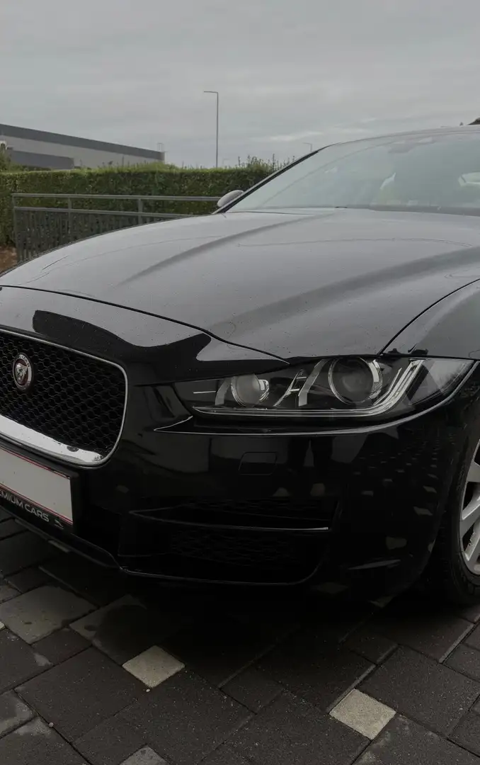 Jaguar XE XE 20d Pure AWD Aut. Pure Schwarz - 2