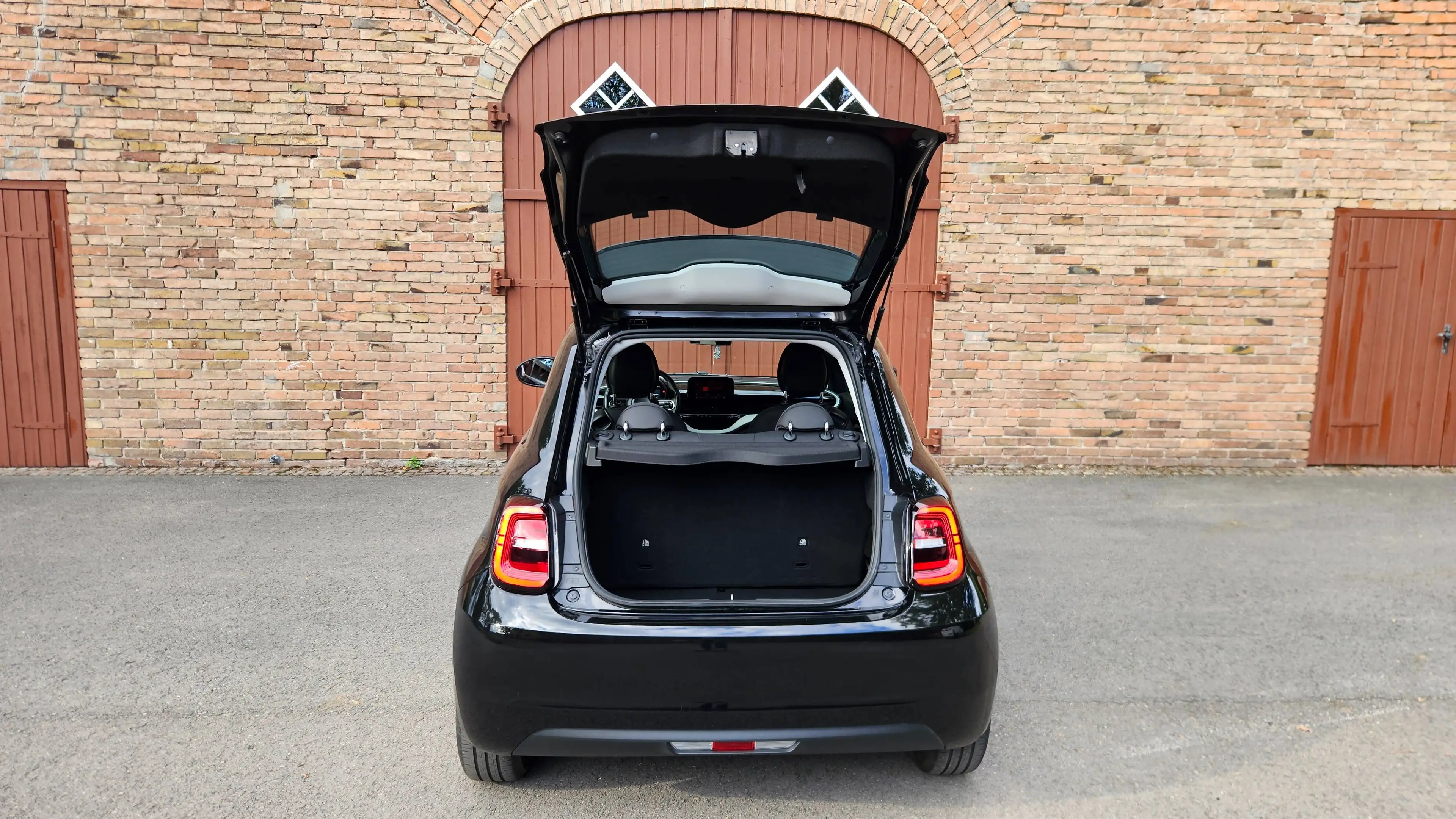 Fiat 500e Action + Winter + Radiopaket 11kW-Onboard Garantie! — photo 11