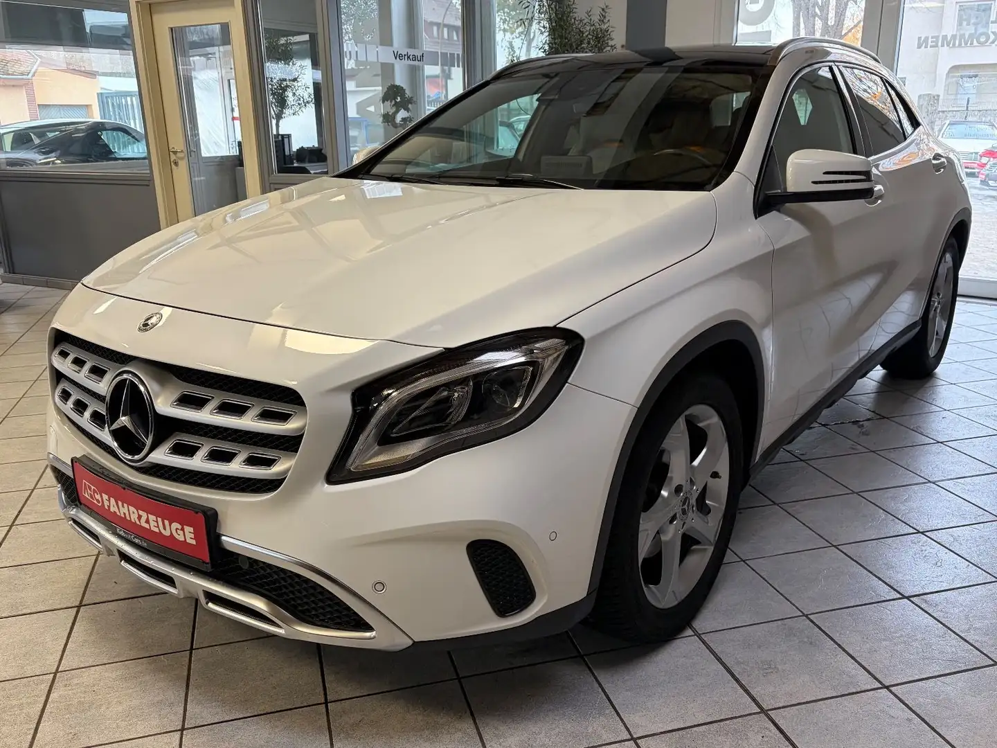 Mercedes-Benz GLA 180 2.Hand / Panorama / LED / HU&Insp.NEU Blanco - 2