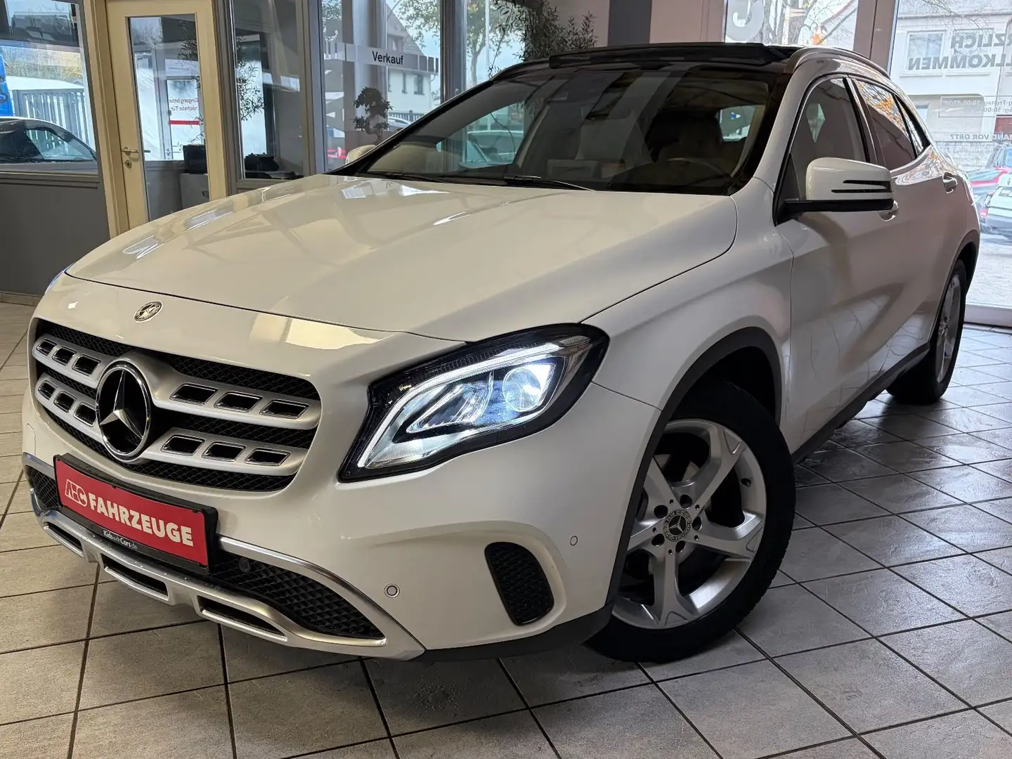 Mercedes-Benz GLA 180 2.Hand / Panorama / LED / HU&Insp.NEU Blanco - 1