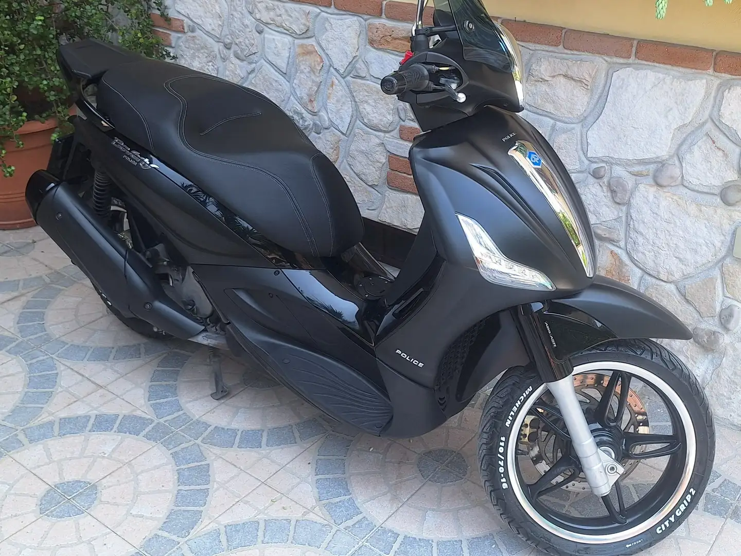 Piaggio Beverly 350 Piaggio Beverly 350 i,e,ABS Police Noir - 1