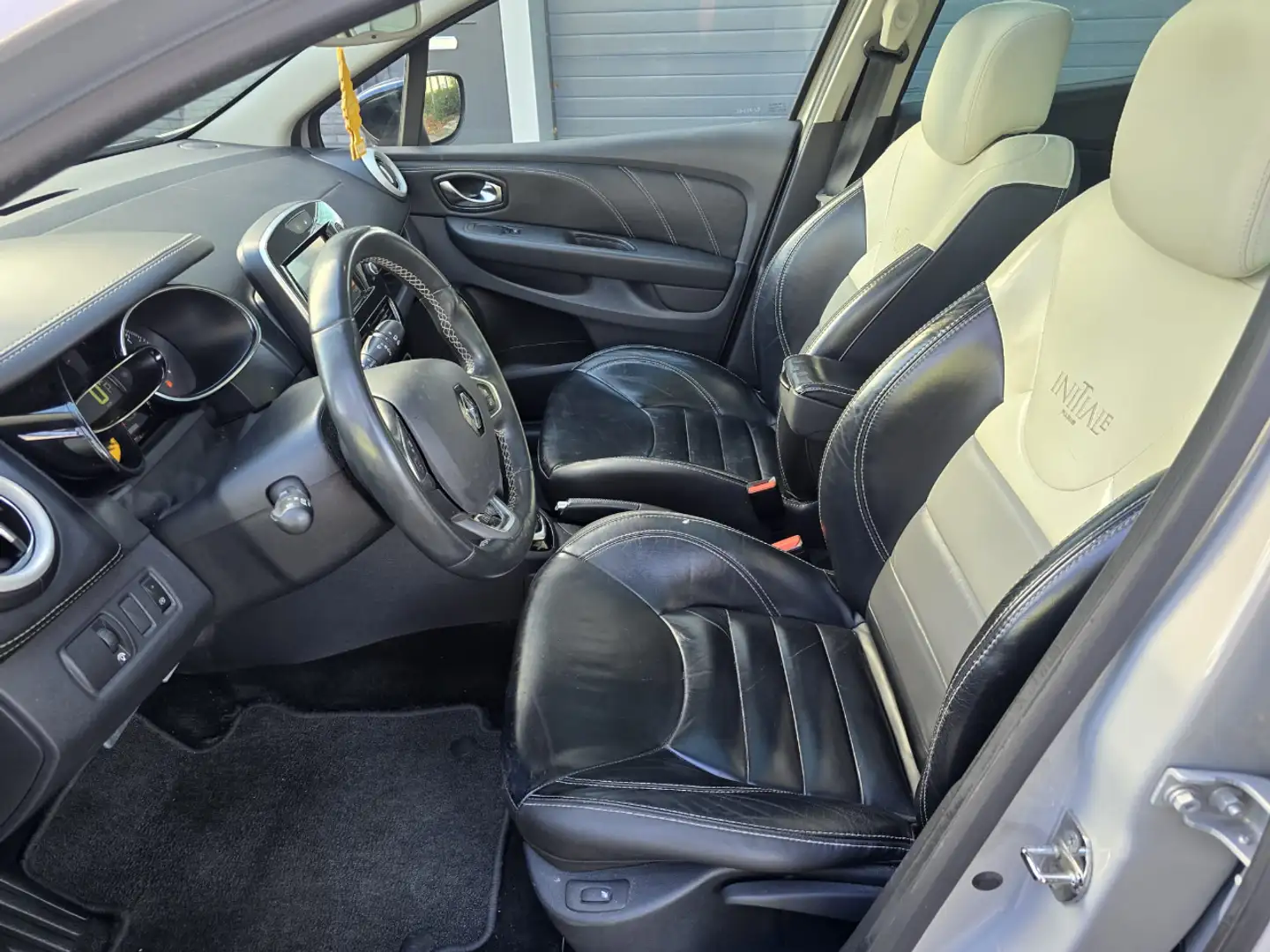 Renault Clio 1.2 INITIALE PARIS AUTOMAAT PANO LEER 120PK BOSE Grijs - 2