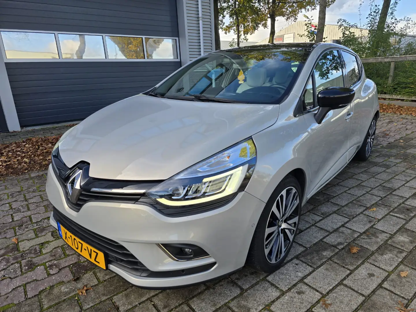 Renault Clio 1.2 INITIALE PARIS AUTOMAAT PANO LEER 120PK BOSE Grijs - 1
