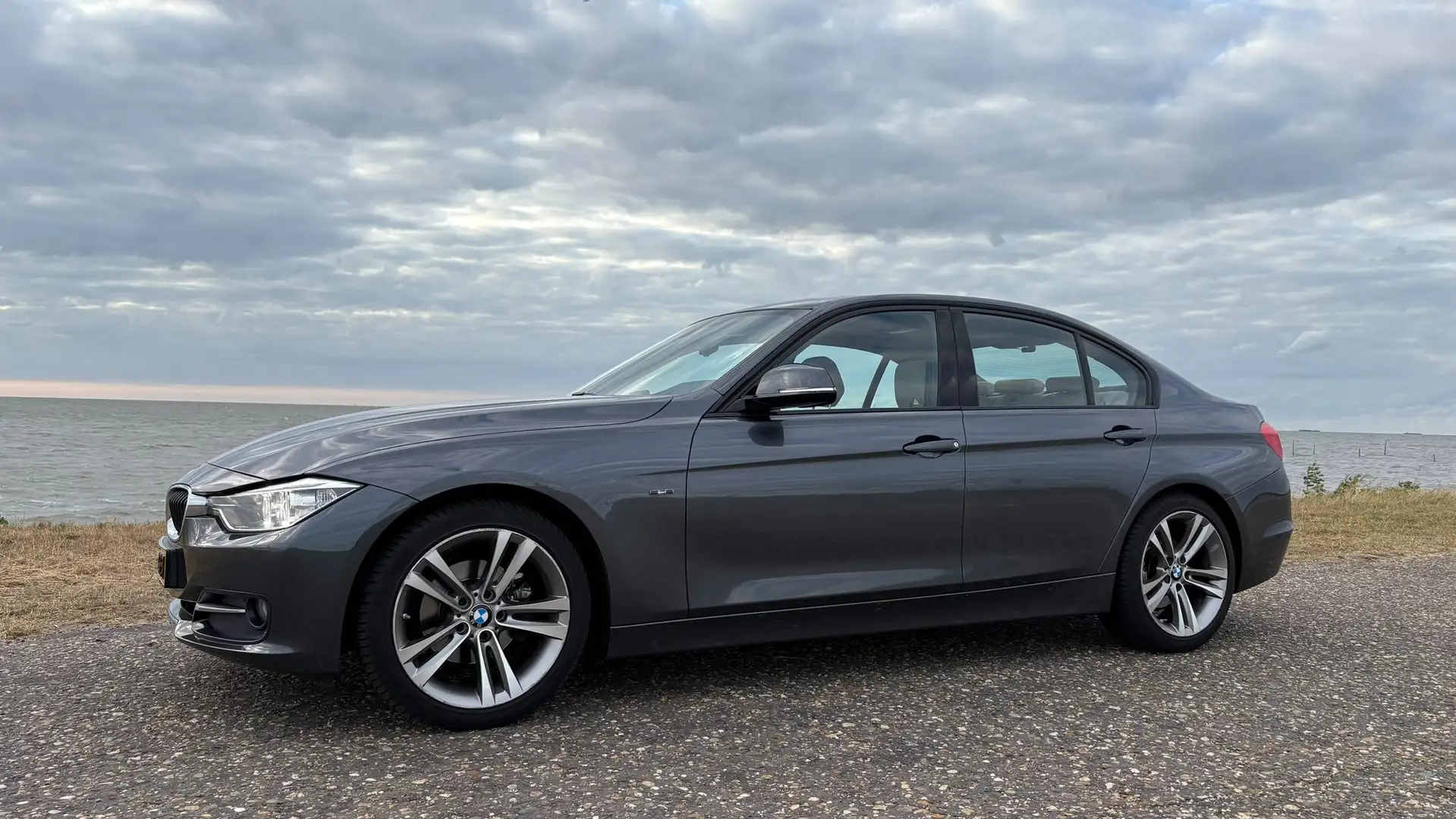 BMW 320 BMW 320d  EDE High Executive Sport Line M Grijs - 2