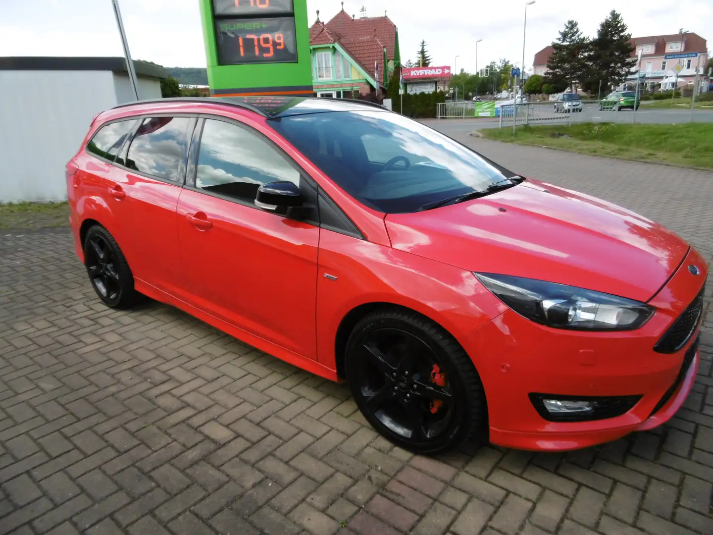 Ford Focus Turnier Sport 1,5 ST-Line Paket Rot - 1