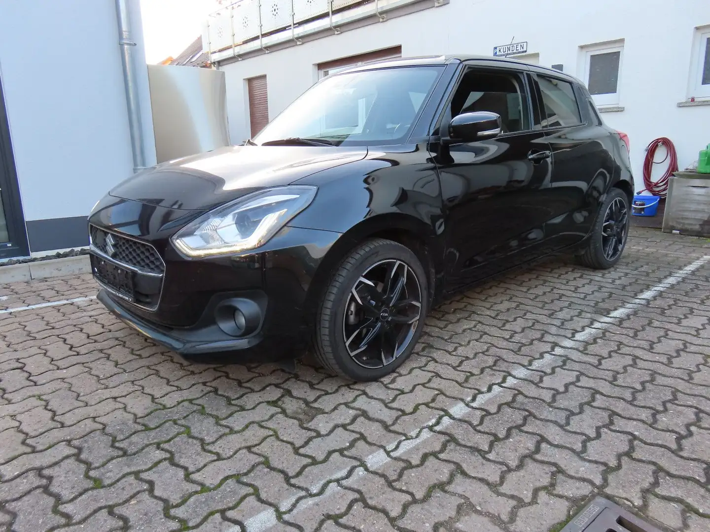 Suzuki Swift 1.0 BOOSTERJET HYBRID Comfort+ Noir - 1