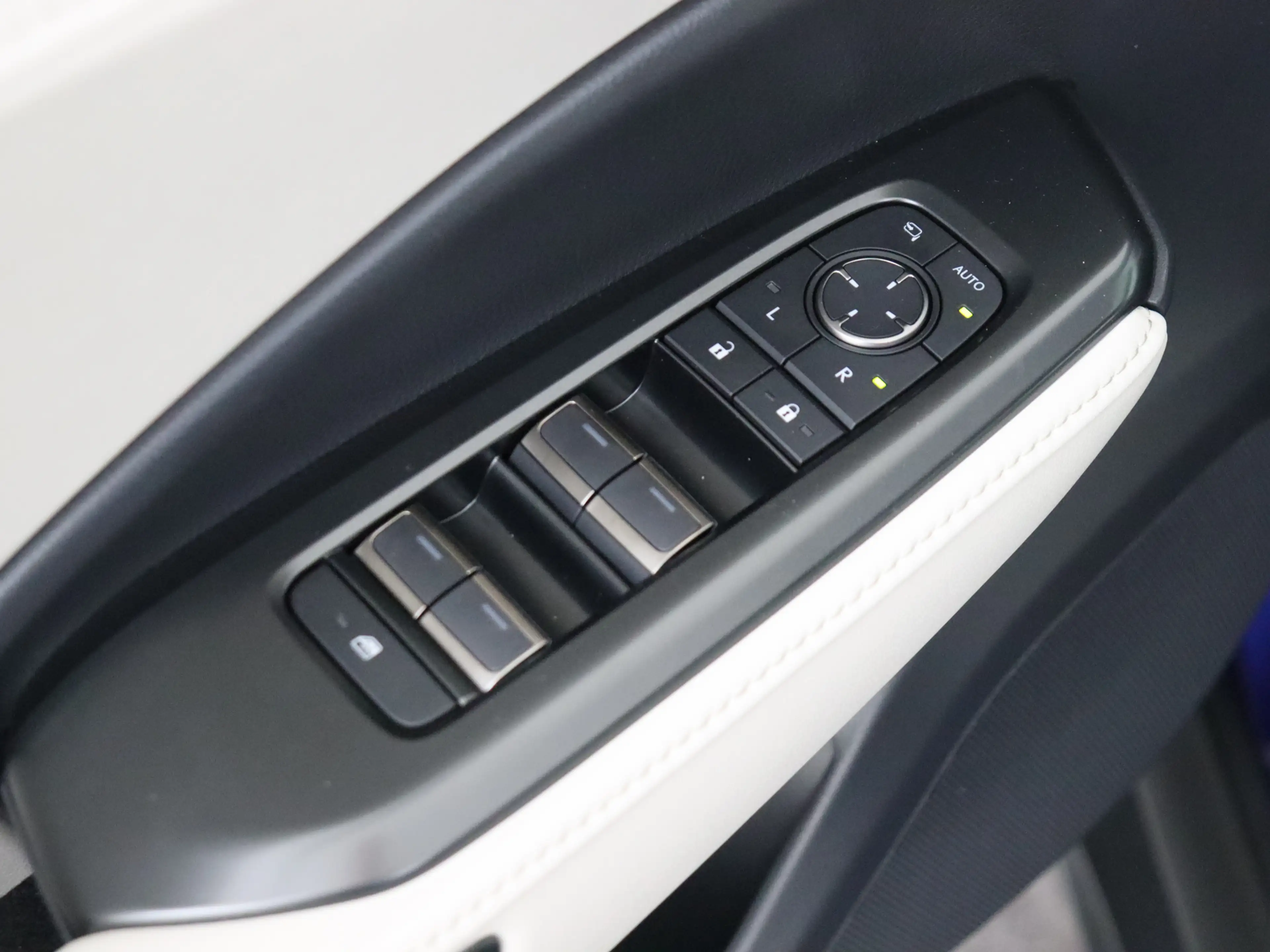 Lexus LBX Elegant Advanced Pack | 360 Camera | HUD — photo 10