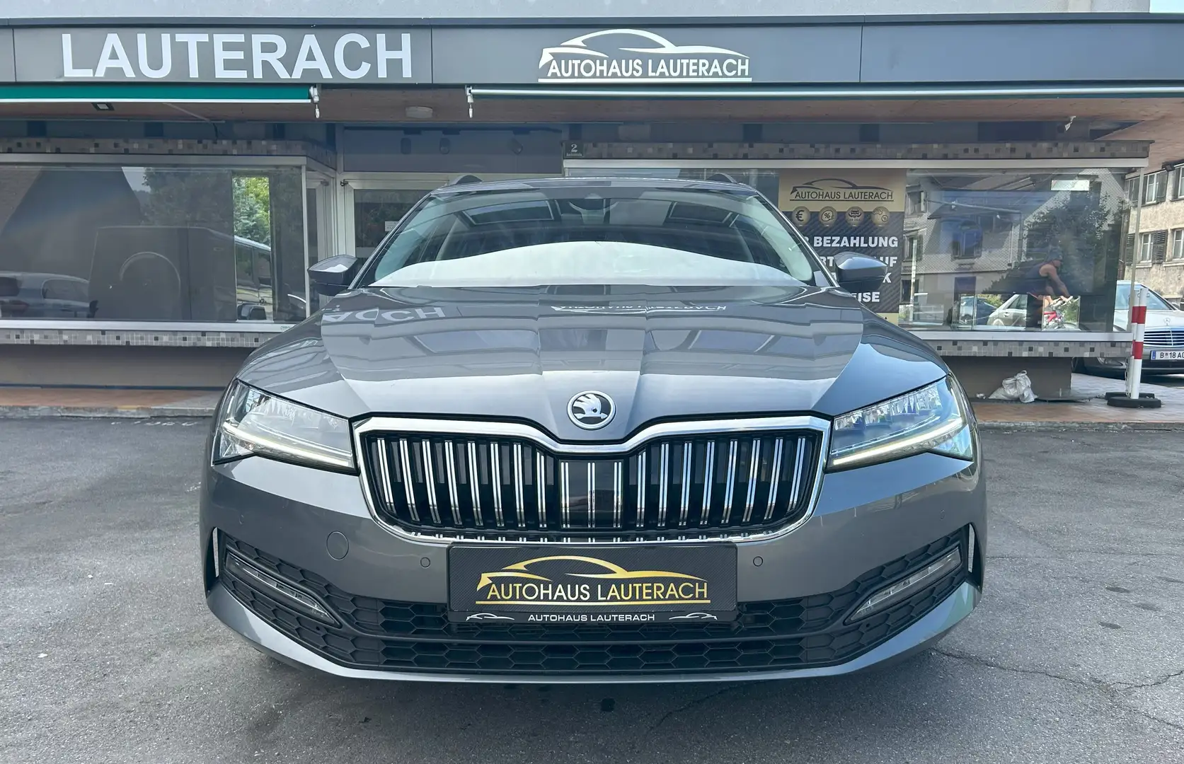 Skoda Superb Kombi 2,0 TDI Ambition DSG *VIRT. *ACC *APP *LED Grau - 2