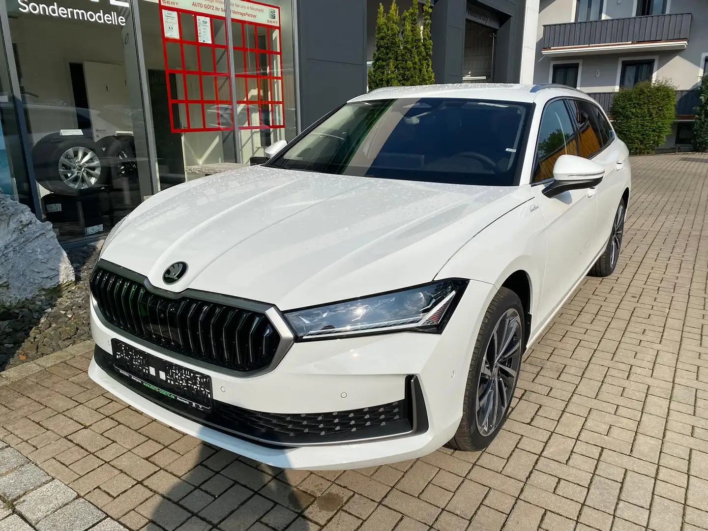 Skoda Superb Combi L&K DSG 4x4*AHK*Navi*Matrix*19"Alu*DCC*AreaV Белый - 2