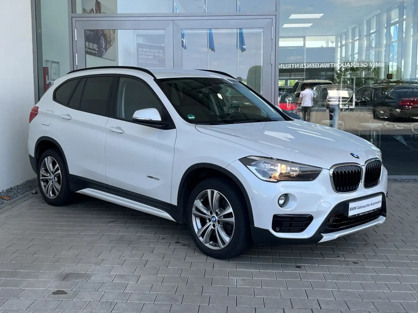 BMW X1 xDrive20i Sport Line Navi.AHK.PDC.Komfort.SH Weiß - 2