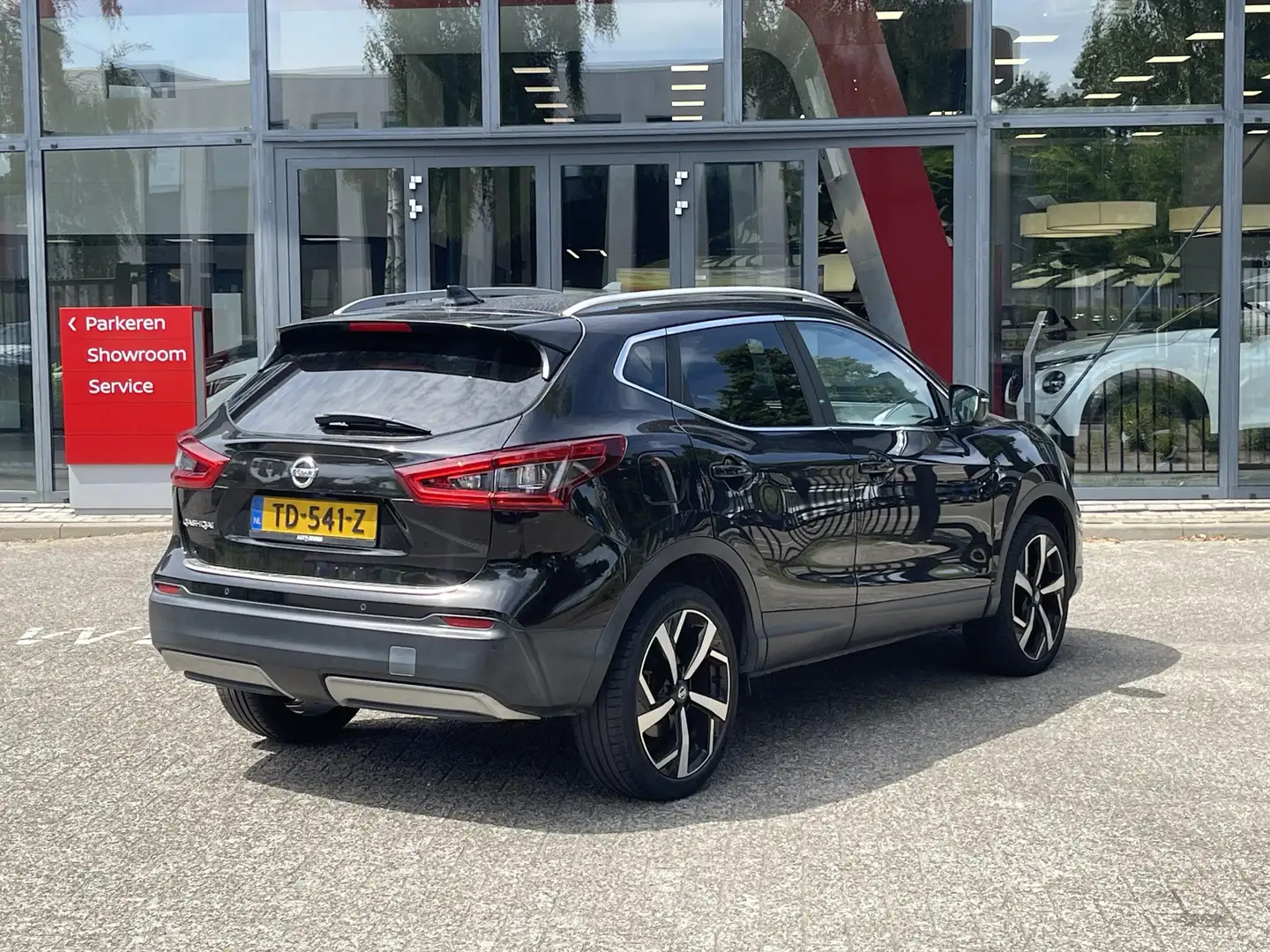 Nissan Qashqai 1.2 Tekna + Zwart - 2