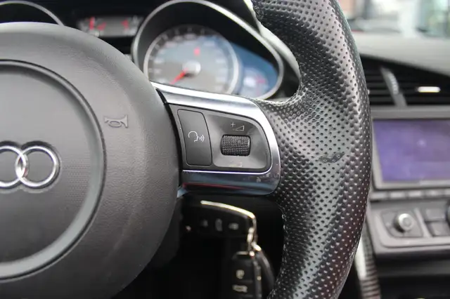 Audi R8 view 9