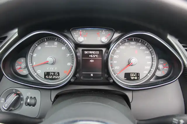 Audi R8 view 4