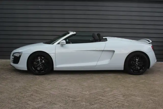 Audi R8 view 3