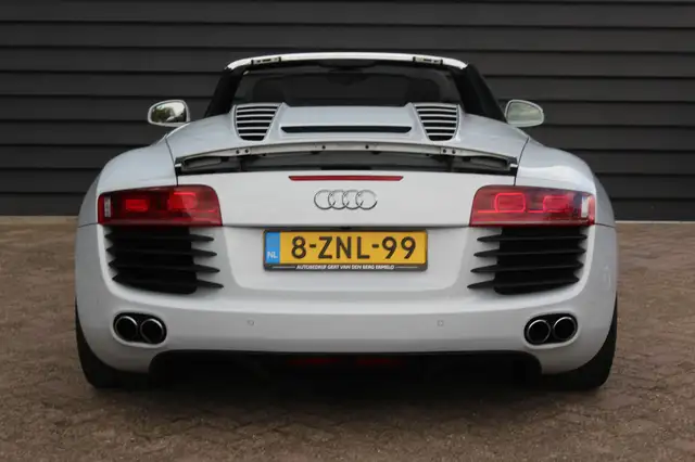 Audi R8 view 14
