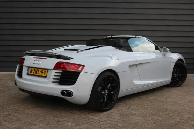 Audi R8 view 2