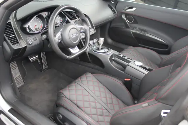 Audi R8 view 7