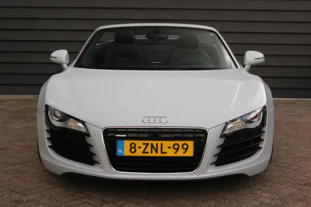 Audi R8 view 11