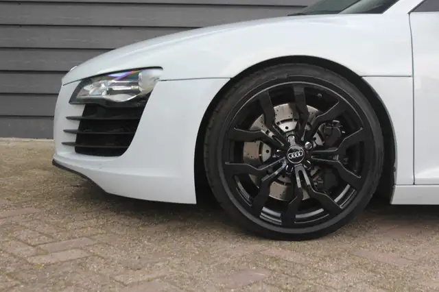 Audi R8 view 6