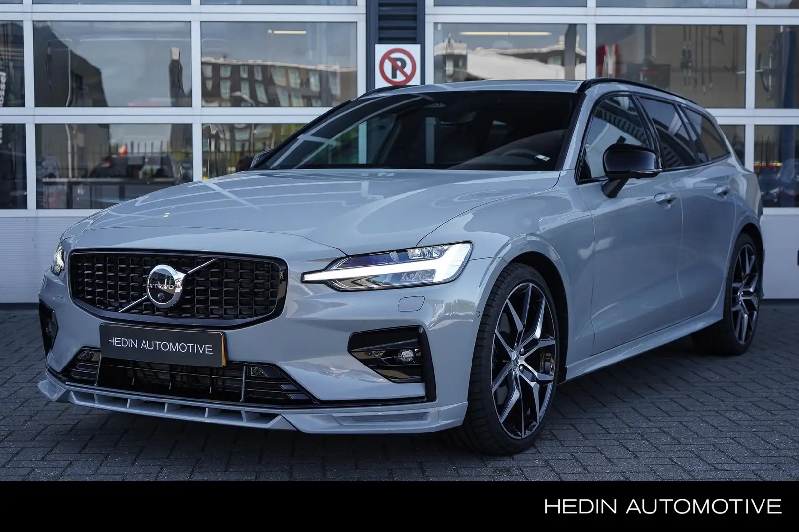 Volvo V60 2.0 B4 Ultra Dark | Heico styling kit | Panoramada Grau - 1