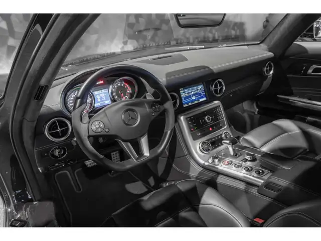 Mercedes-Benz SLS view 9