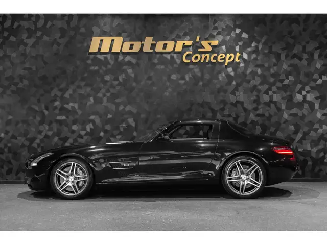 Mercedes-Benz SLS view 2