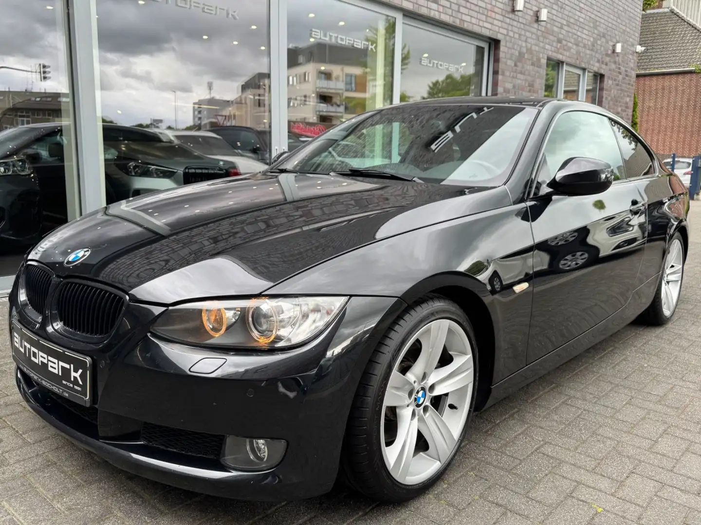 BMW 330 d Coupe 1.Hand Schalter NaviPr HiFi DAB Xenon Černá - 1