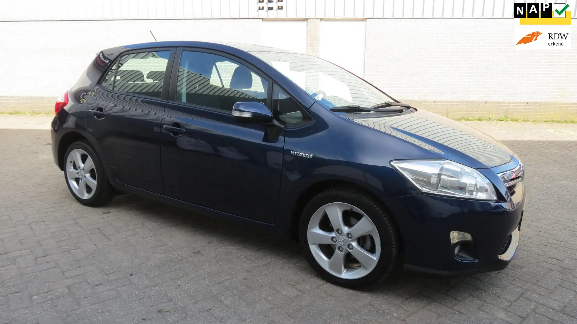 Toyota Auris 1.8 Full Hybrid Dynamic Blauw - 1