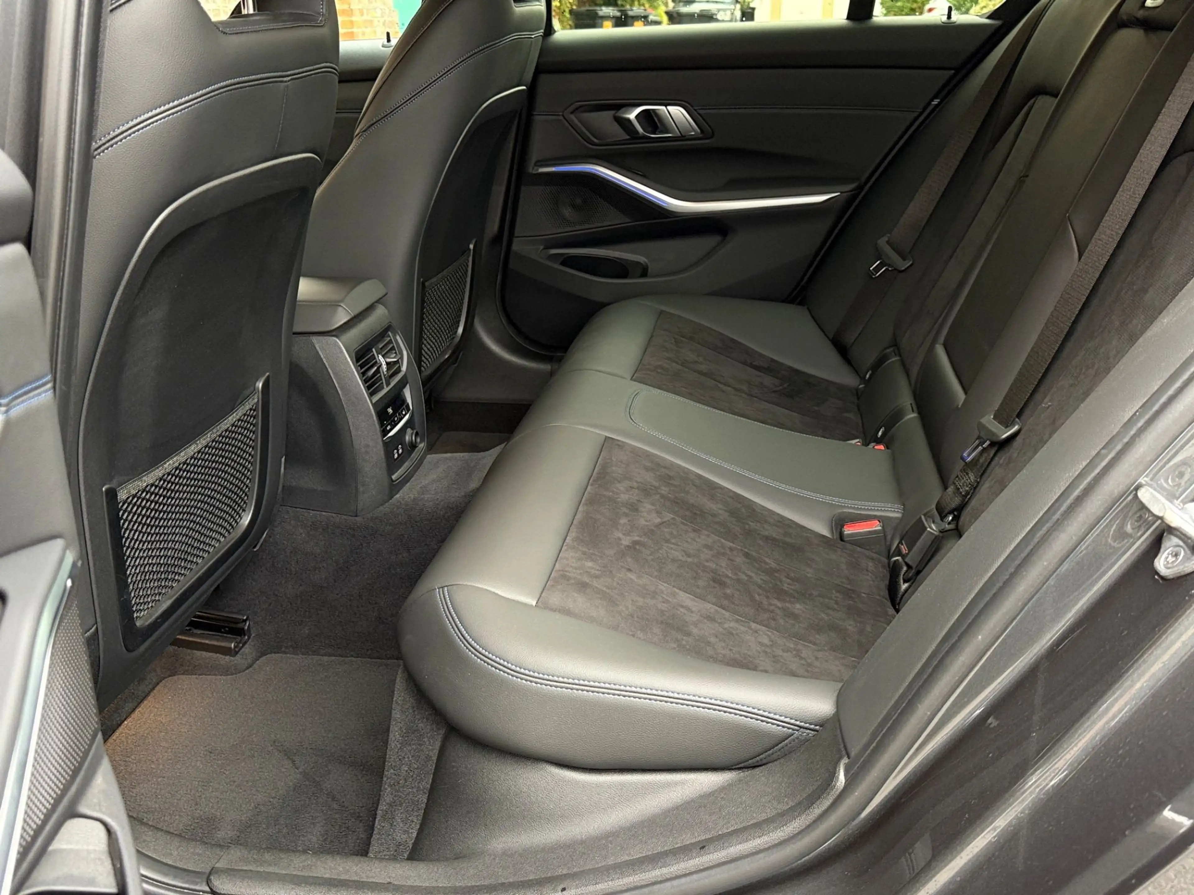 BMW 330 d xDrive M-Paket *Viele-Extras +Servicegepflegt A — photo 13