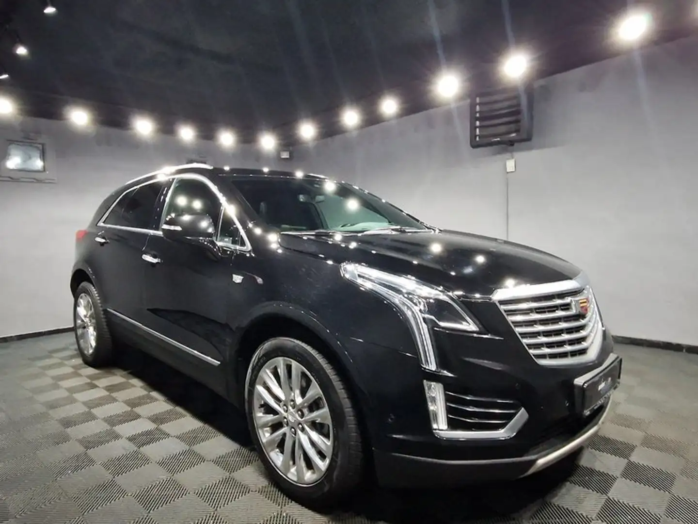 Cadillac XT5 Platinum AWD|AUTOM|LEDER|PANO|LED|NAVI|R-CAM Schwarz - 2