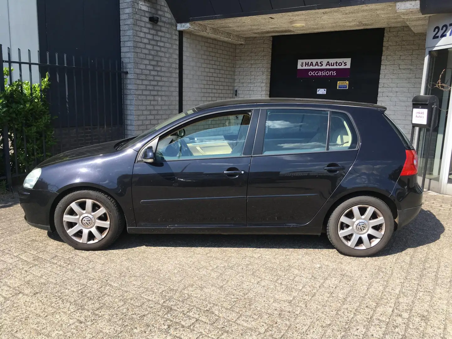Volkswagen Golf 2.0 FSI Sportline / 5 DEURS / ALU VELGEN / APK APR Zwart - 2