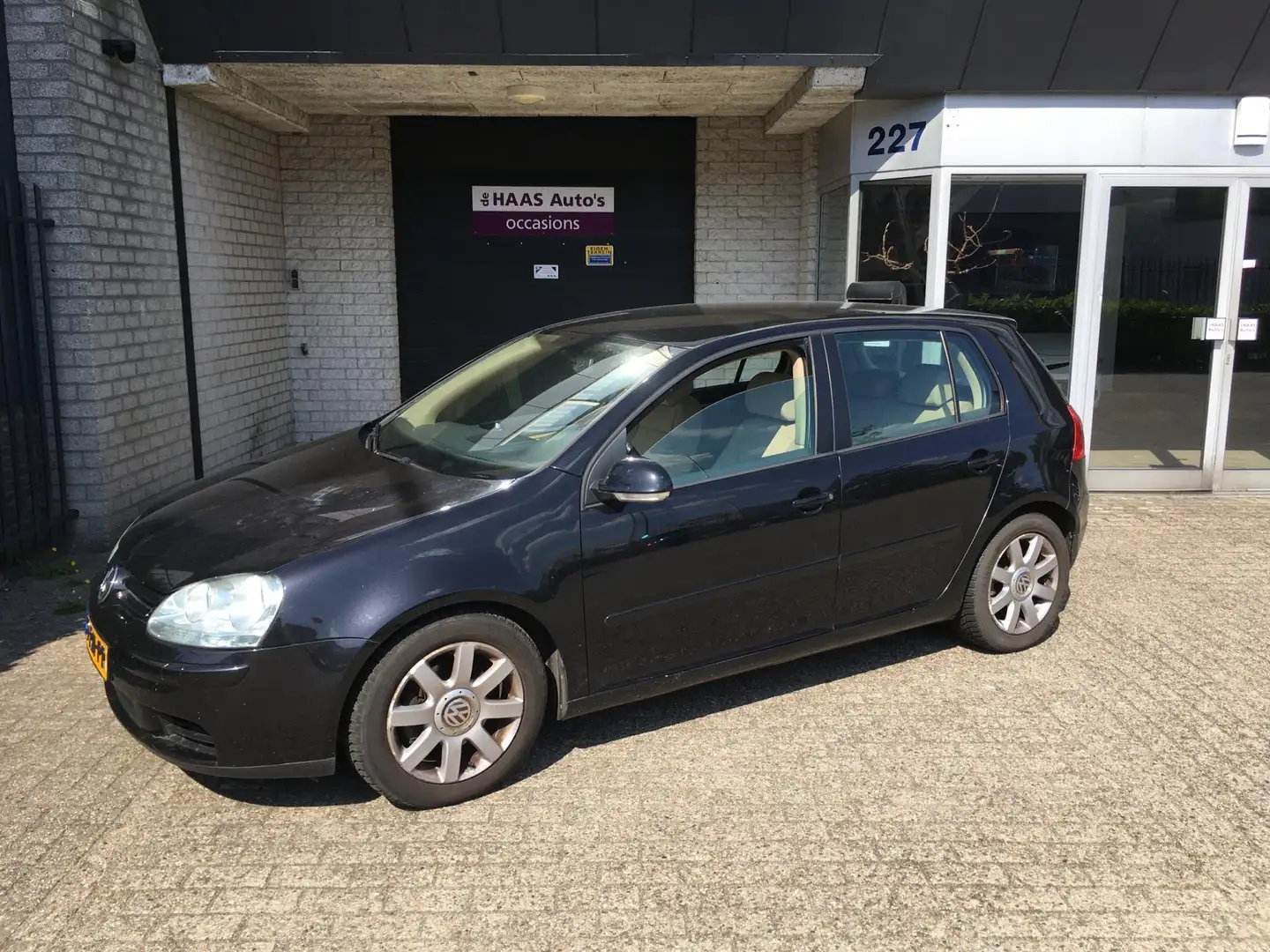 Volkswagen Golf 2.0 FSI Sportline / 5 DEURS / ALU VELGEN / APK APR Zwart - 1