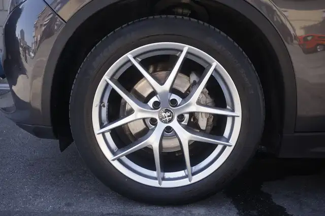 Alfa Romeo Stelvio view 5