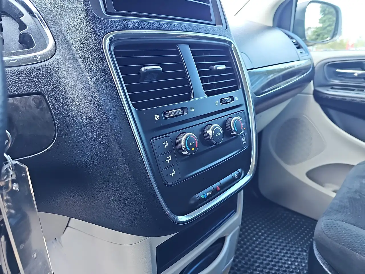 Dodge Grand Caravan photo Dodge Grand Caravan