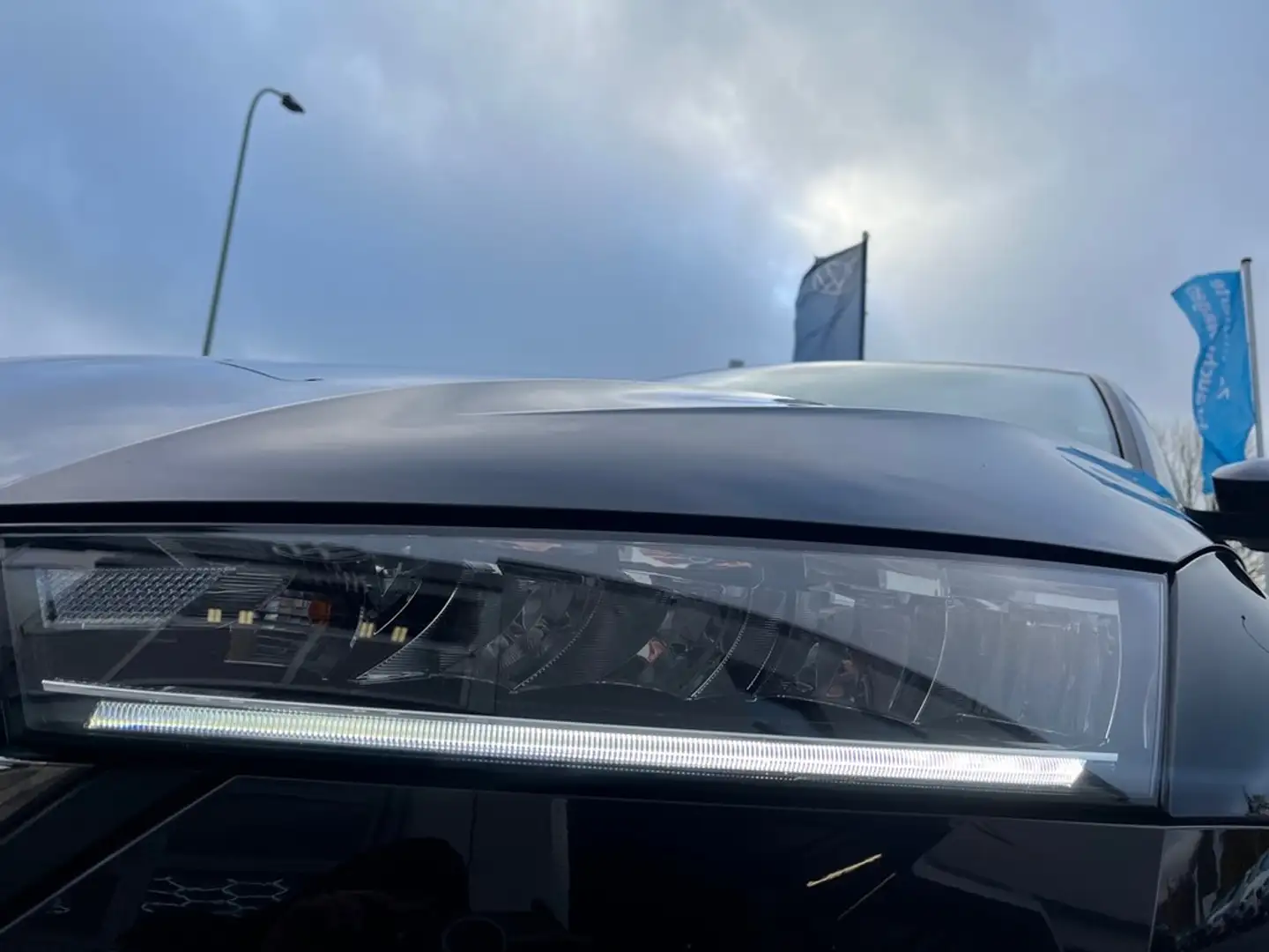 Skoda Octavia Combi 2,0 TDI DSG AHK Schwarz - 2