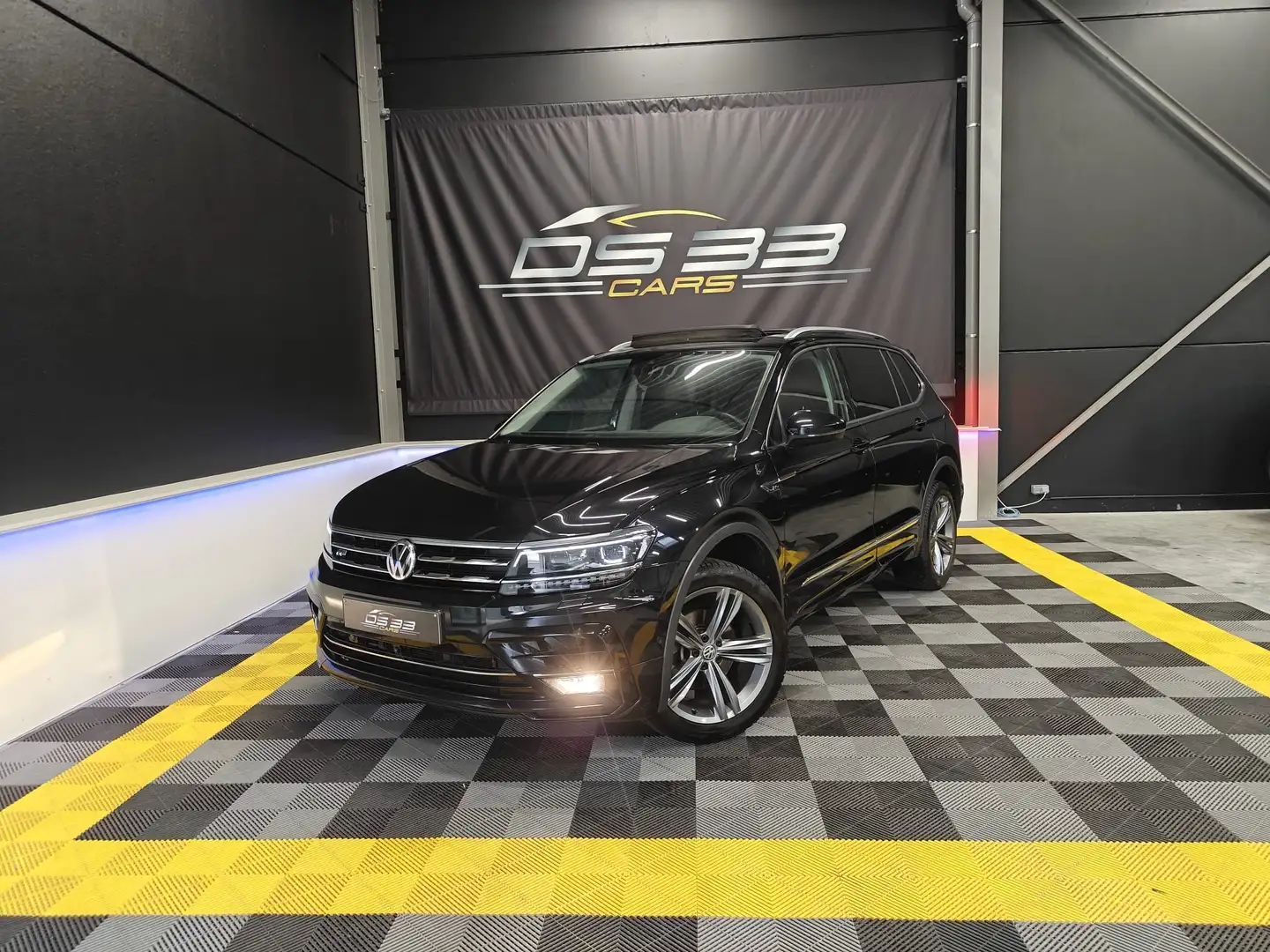 Volkswagen Tiguan Allspace 2.0 TDi R-line/Pano/MemLeder/360/Virtual/AdCruise Zwart - 1