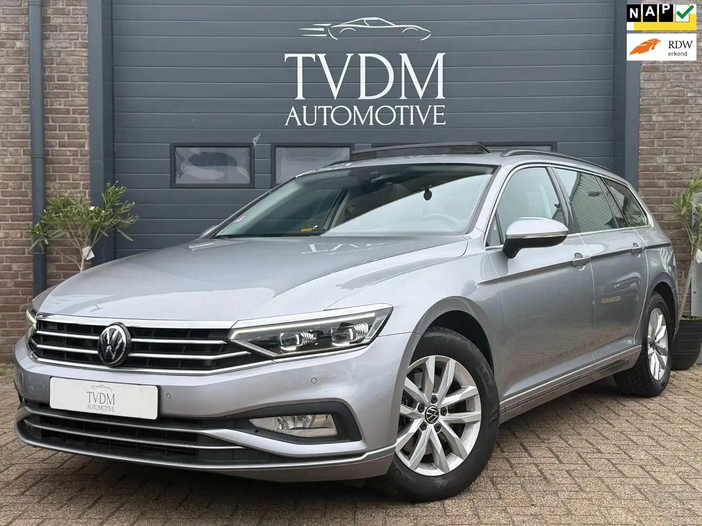 Volkswagen Passat Variant 1.5 TSI Business|PANO|NAVI|CAMERA|MATRIX LED| Grijs - 1