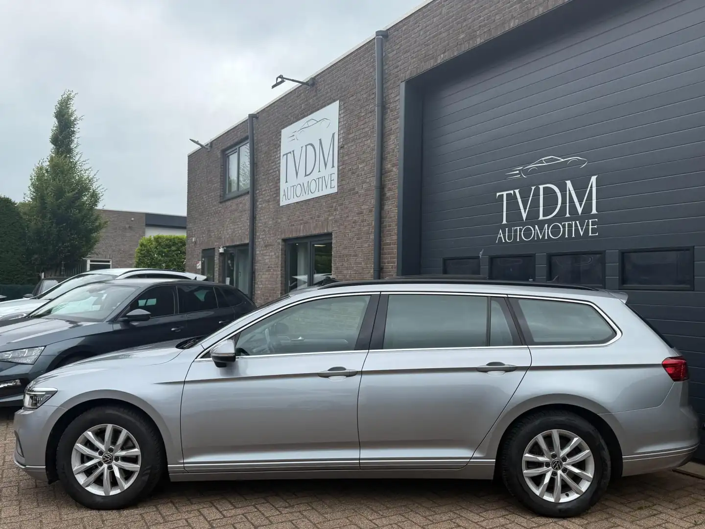 Volkswagen Passat Variant 1.5 TSI Business|PANO|NAVI|CAMERA|MATRIX LED| Gris - 2