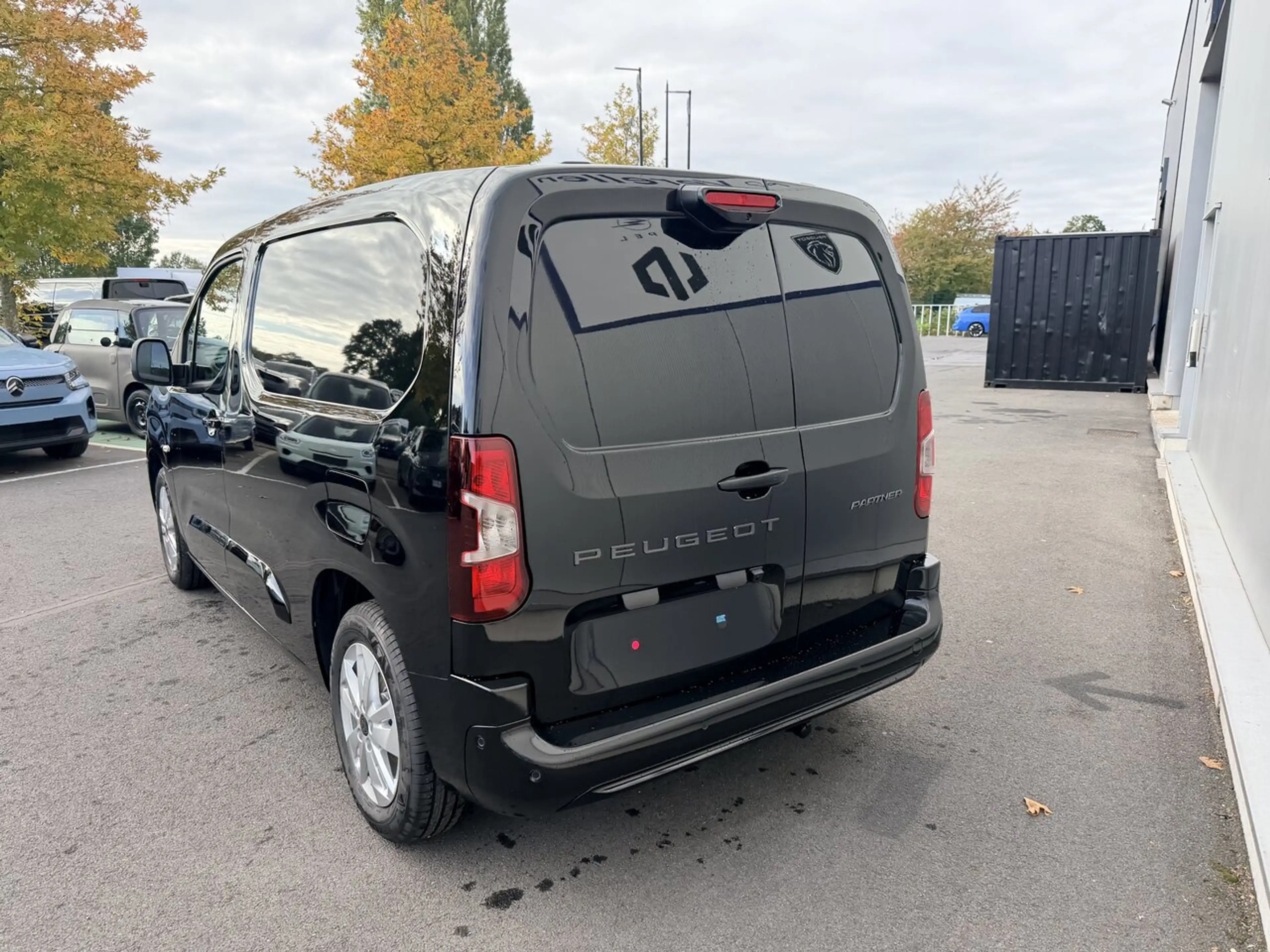 Peugeot Partner 130PK AUTOMAAT *0KM* NAVI - KEYLESS - SURROUND ... — photo 6